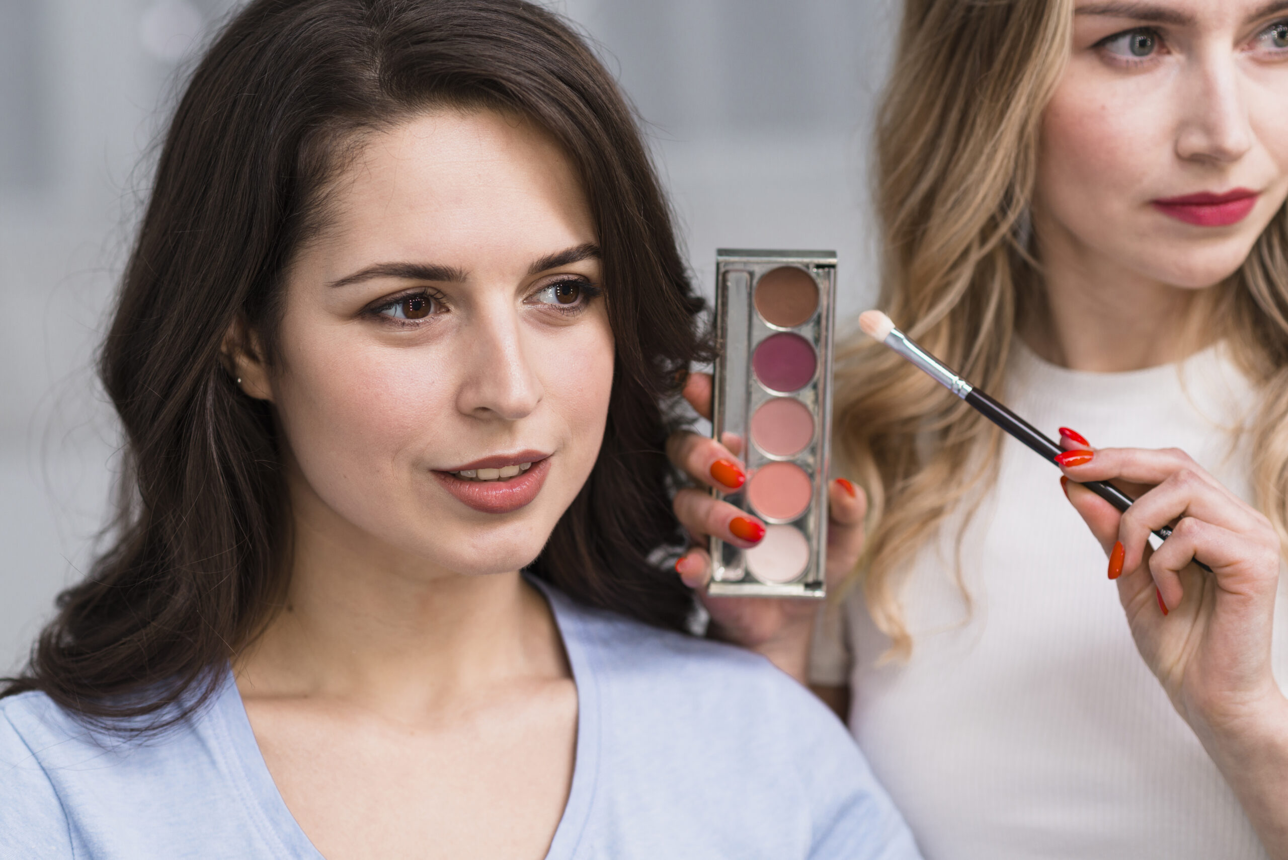 visagiste showing palette eyeshadow scaled